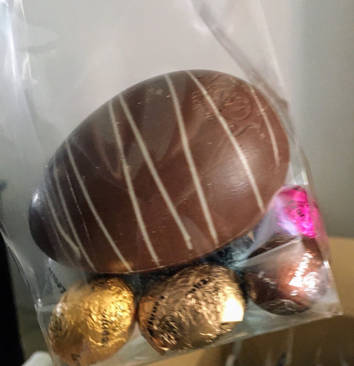 latribudechacha's tweet photo. Ce matin j’ai passé la frontière avec 294 animaux dans mon coffre ‼️ C’est un don de la chocolaterie #Leonidas où je fais régulièrement des achats pour ma boîte. Ils nous les ont offerts pour l’ensemble du personnel qui travaille actuellement en production 😍#FoodHereos https://t.co/rbTj7sPYsf