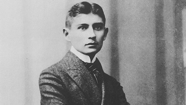 Librosyescritor's tweet photo. "No desesperes, ni siquiera por el hecho de que no desesperas. Cuando todo parece terminado, surgen nuevas fuerzas. Esto significa que vives".

Franz Kafka https://t.co/j8400ZKU2f