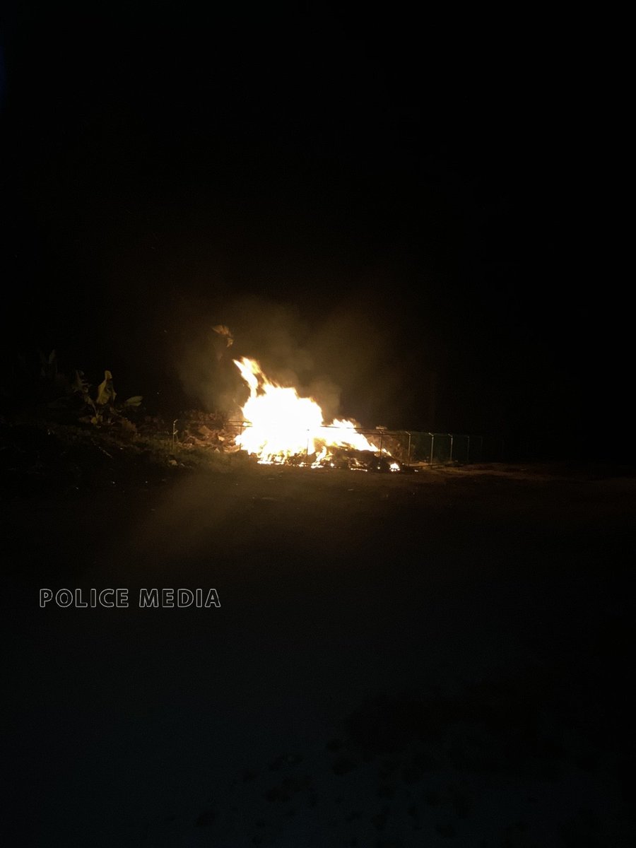 PoliceMv's tweet photo. Mirey 22:46 kan haairu M.Muli kunigondugai roavefaivaa kamuge mauloomath fuluhunnah libifaivey. M.Muli Civil Fire team aai fuluhun gulhigen kuri masakkathun e’ alifaangandu mihaaru vany nivvaalaafai.
#MuliPolice https://t.co/w6QlTBqDG9