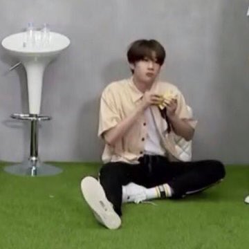 he sits in ᵗᶦⁿʸ >ㅅ<
