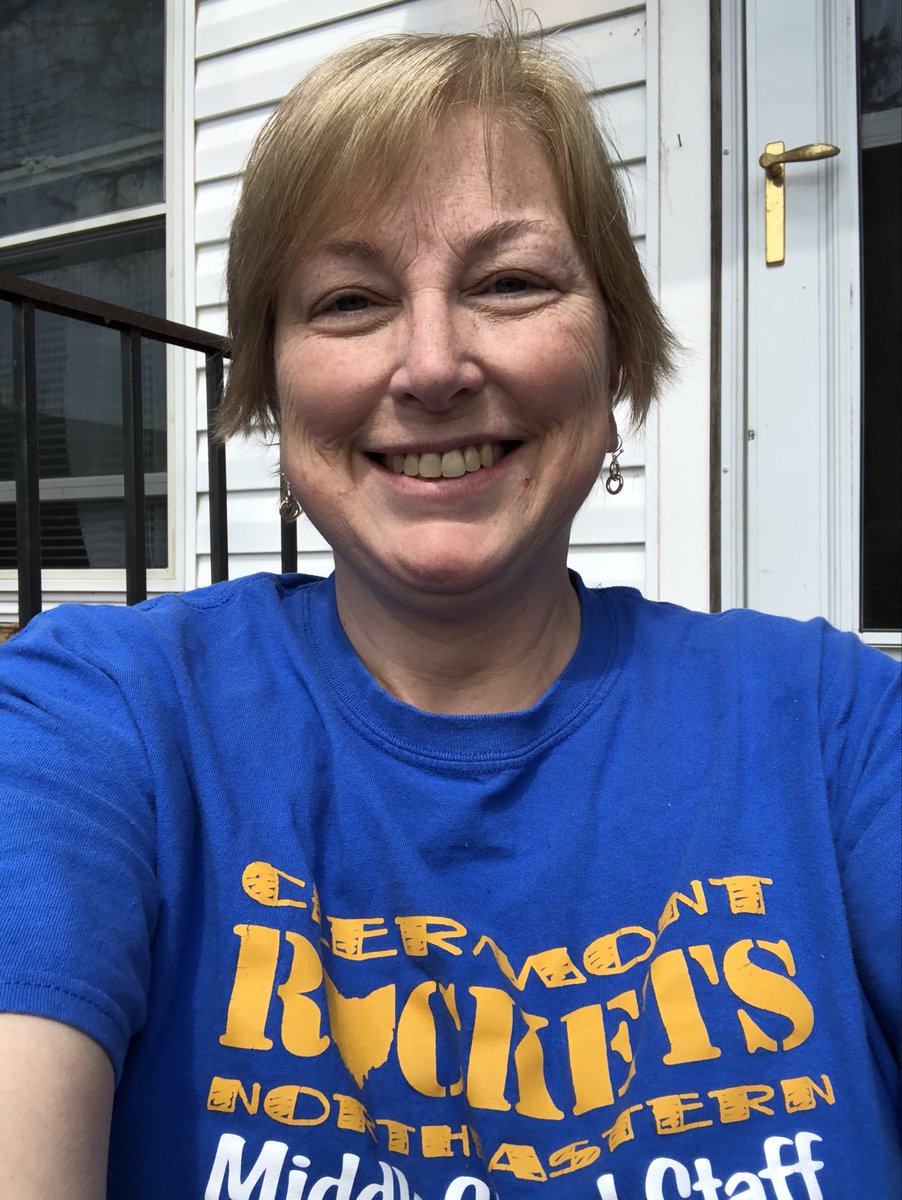 karen_pinkfloyd's tweet photo. Enjoying some sunshine on CNE Rocket Pride Spiritwear Day after the first day of classes this morning! #RocketsReadOn #RocketsRockOn https://t.co/uVmlOyeG67