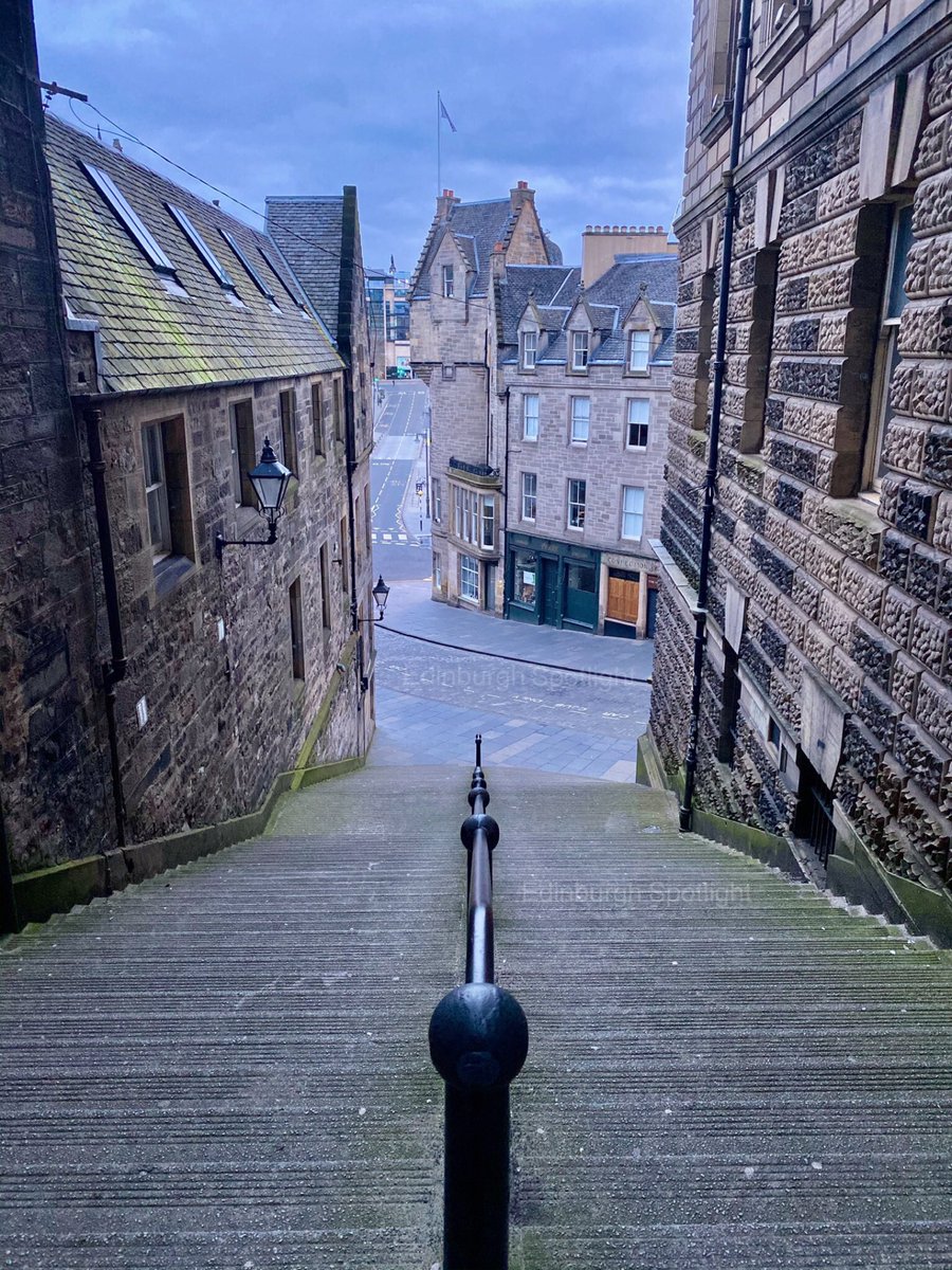 PaulRamsay7's tweet photo. Cockburn St. &amp; Waverley Bridge from Warristons Close! #LockdownEdinburgh https://t.co/l1ppfL9XsG