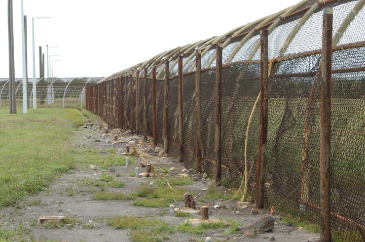 4/ This is what the Space Shuttle launch pad perimeter fence looked like after a normal launch. Note all the rubble? That was pieces of the launch pad blown out by the rocket exhaust plume. If it can kick-start a giant rocket, it can also rip apart concrete and brick.