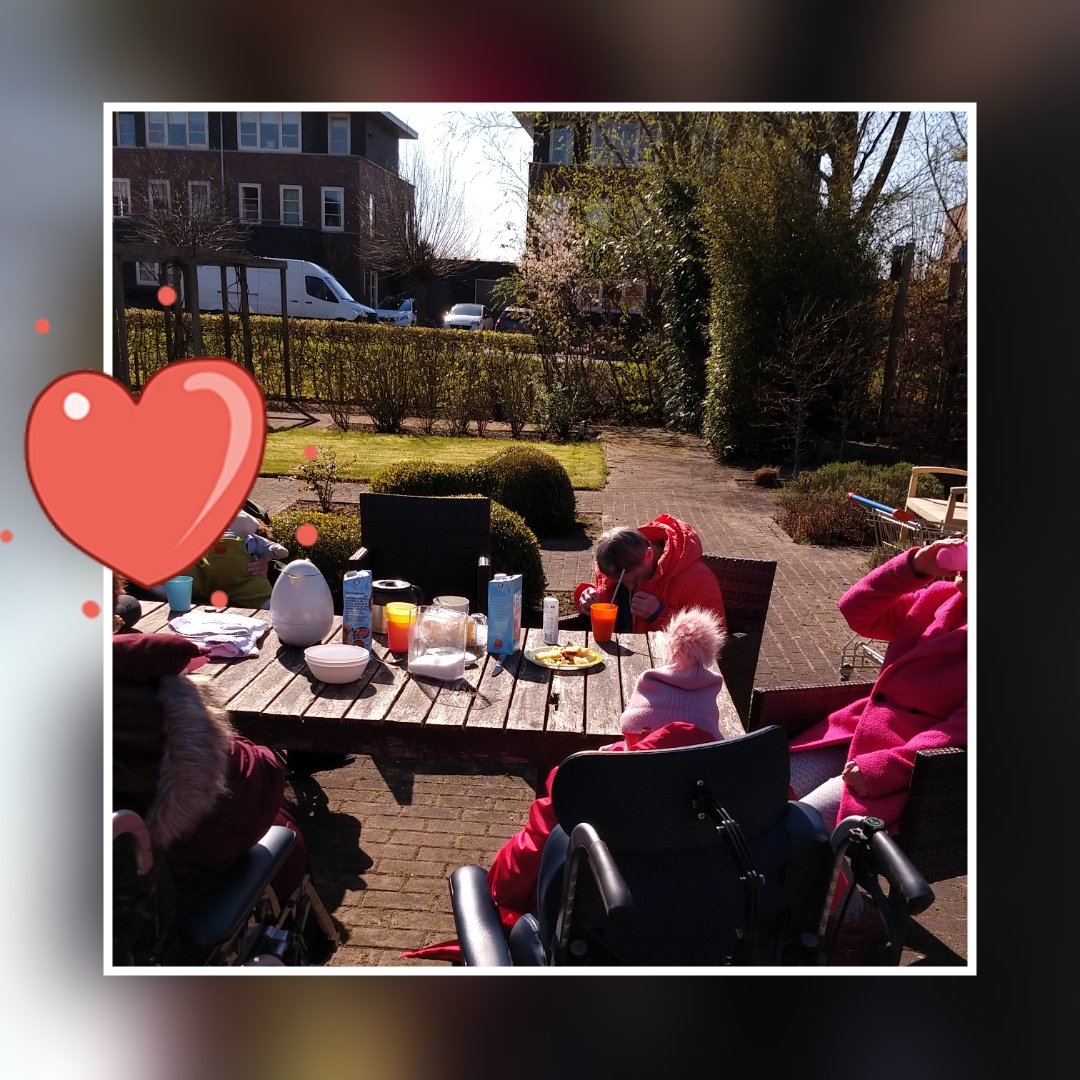 MNelemaat's tweet photo. Dag met gouden randje. Koffietafel in de tuin. Zingen met Hazes in de zon met lekkers, knutselen voor familie, strijkkralen in kommetjes en afbakken tot schaaltjes, lunch bestellen bij tof in Mijdrecht. @Amerpoort @DBherenweg https://t.co/tkJPCgVFDg