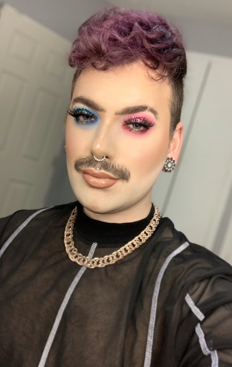 jerkitty's tweet photo. I took multiple ideas from the poll I posted last night. I present to you: Two toned shadow, a halo eye and glitter.
💙💖💙💖💙 https://t.co/g5MUJFZLz9
