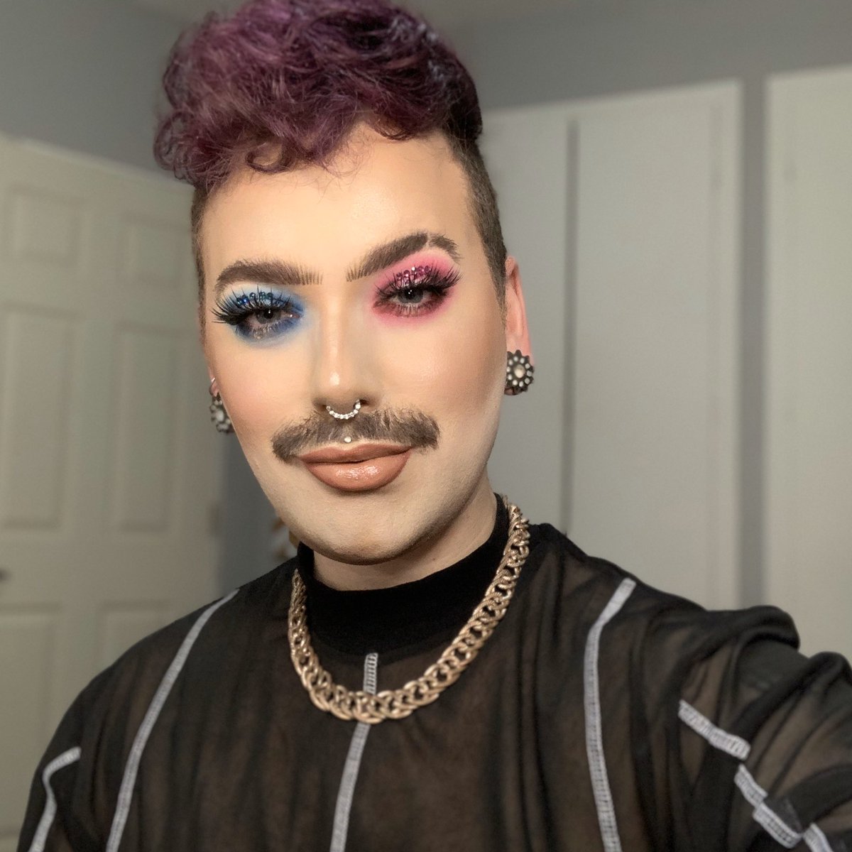 jerkitty's tweet photo. I took multiple ideas from the poll I posted last night. I present to you: Two toned shadow, a halo eye and glitter.
💙💖💙💖💙 https://t.co/g5MUJFZLz9