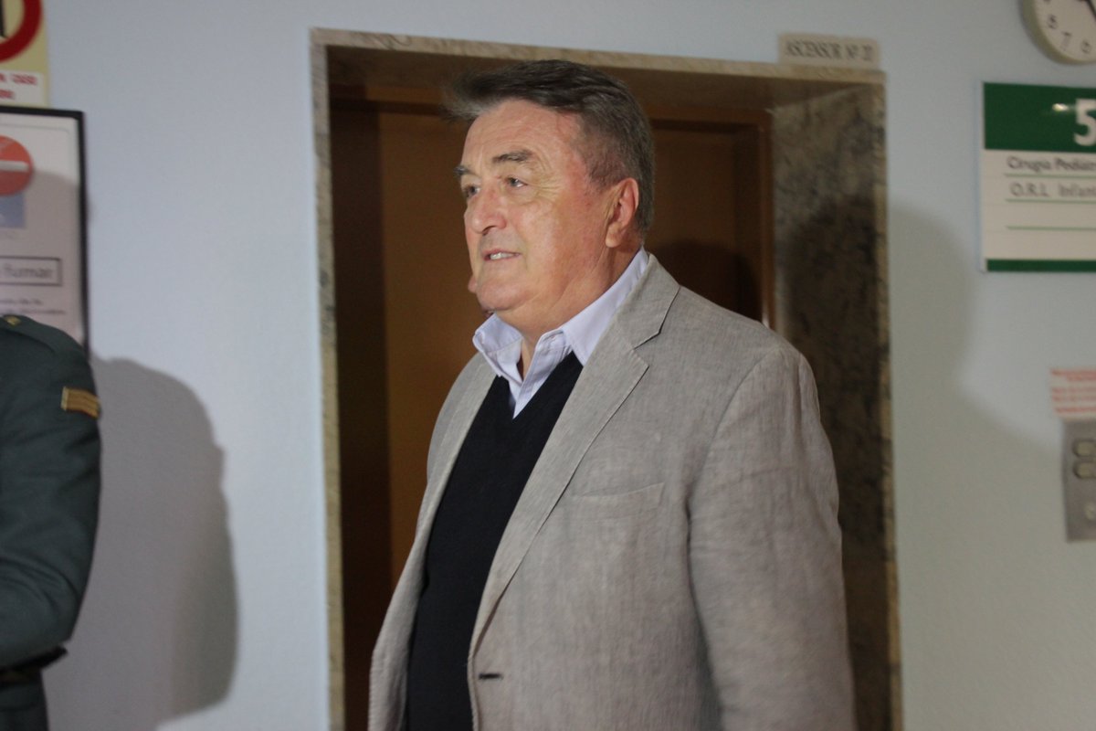 IgnacioRamosSie's tweet photo. Y me entero que ha muerto el gran Radomir Antic. He tenido la suerte de conocerlo personalmente gracias al Triangular de Gitanos, Guardia Civiles y Famosos, entrevistarle y hacerle alguna que otra foto, como esta, y pude comprobar que tiene un corazón enorme.

DEP https://t.co/ETU2ohw5dS
