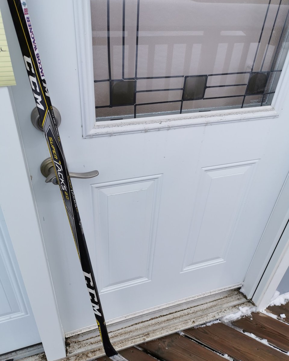 mrswags115's tweet photo. Came home for lunch and saw this. Love that Ella put a stick out this morning. Still brings tears to my eyes remembering hearing the news sitting in the Langham rink with my hockey family.  Stay healthy my friends. 💚💛 #humboldtstrong #hockeyfamily https://t.co/qL2J6KL7jz