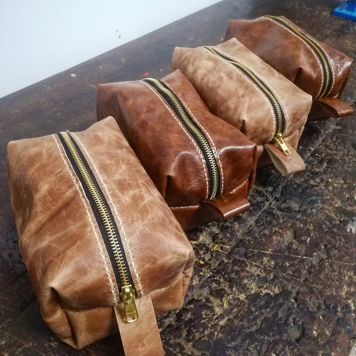 aberuleather's tweet photo. Conjunto de necesers terminados.
Conjunt de necessers acabats.
Set of finished toiletry bags.
#cuero #cuir #leather #artesania #craft #leatherwork #handmade https://t.co/0u8AKC9SC7