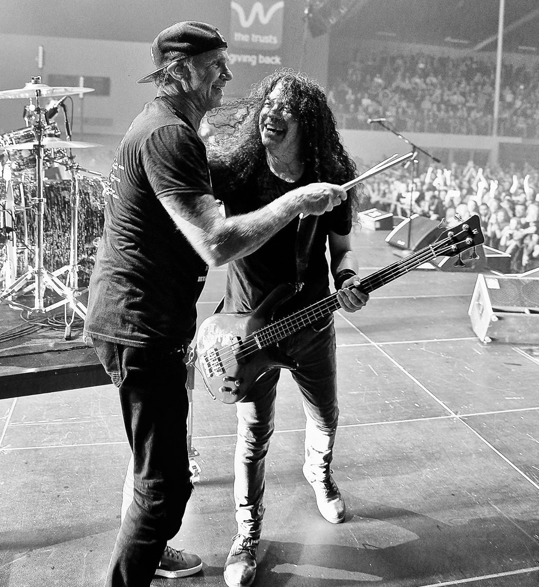 AliceInChains's tweet photo. Last spring in Auckland, NZ when @RHCPchad joined us on-stage for #DamThatRiver and #ThemBones. Scott Dachroeden always capturing the good times. https://t.co/BWuwqQEGJD