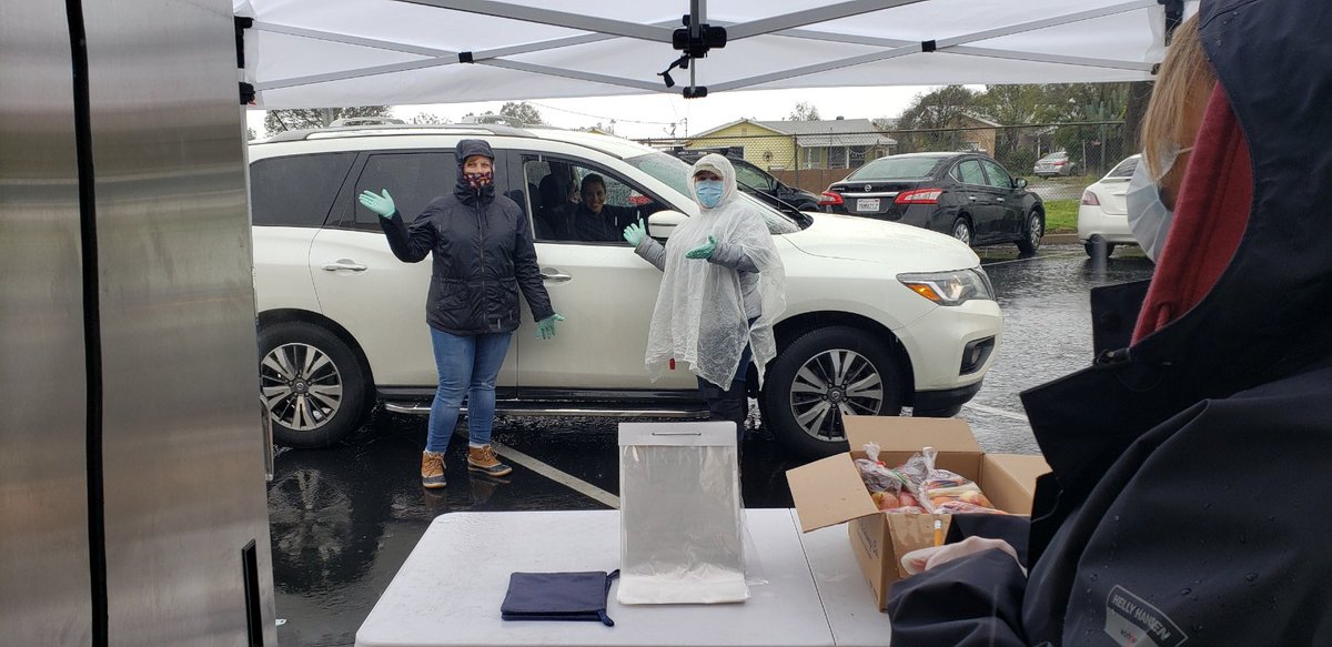 FUSD_Juniper's tweet photo. Don’t forget we are handing out grab and go lunches everyday from 11am-12:30pm. We’re even out here in the RAIN! #inclementweather #riskmanagement @FontanaUnified @FUSDFoodService @FUSD_Juniper https://t.co/ysRpjiy4P9