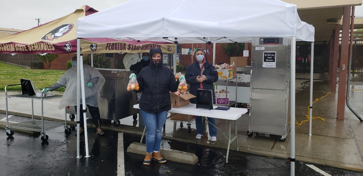 FUSD_Juniper's tweet photo. Don’t forget we are handing out grab and go lunches everyday from 11am-12:30pm. We’re even out here in the RAIN! #inclementweather #riskmanagement @FontanaUnified @FUSDFoodService @FUSD_Juniper https://t.co/ysRpjiy4P9