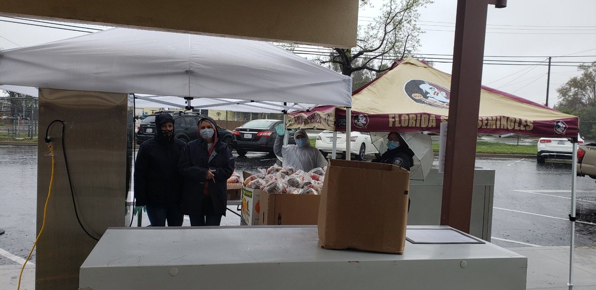 FUSD_Juniper's tweet photo. Don’t forget we are handing out grab and go lunches everyday from 11am-12:30pm. We’re even out here in the RAIN! #inclementweather #riskmanagement @FontanaUnified @FUSDFoodService @FUSD_Juniper https://t.co/ysRpjiy4P9
