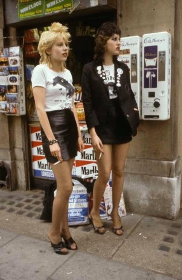 PunKandStuff's tweet photo. Two punk girls on Charing Cross, London, in July 1979, photographed by Lesly Hamilton. https://t.co/JKJYQBKtDn