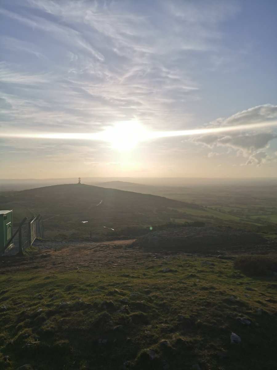 jack_cagney96's tweet photo. Grateful that this view is <2km from the house! #dontgetoutthetrundlewheel #isolationireland #knockfierna https://t.co/aD1G8oJd0U