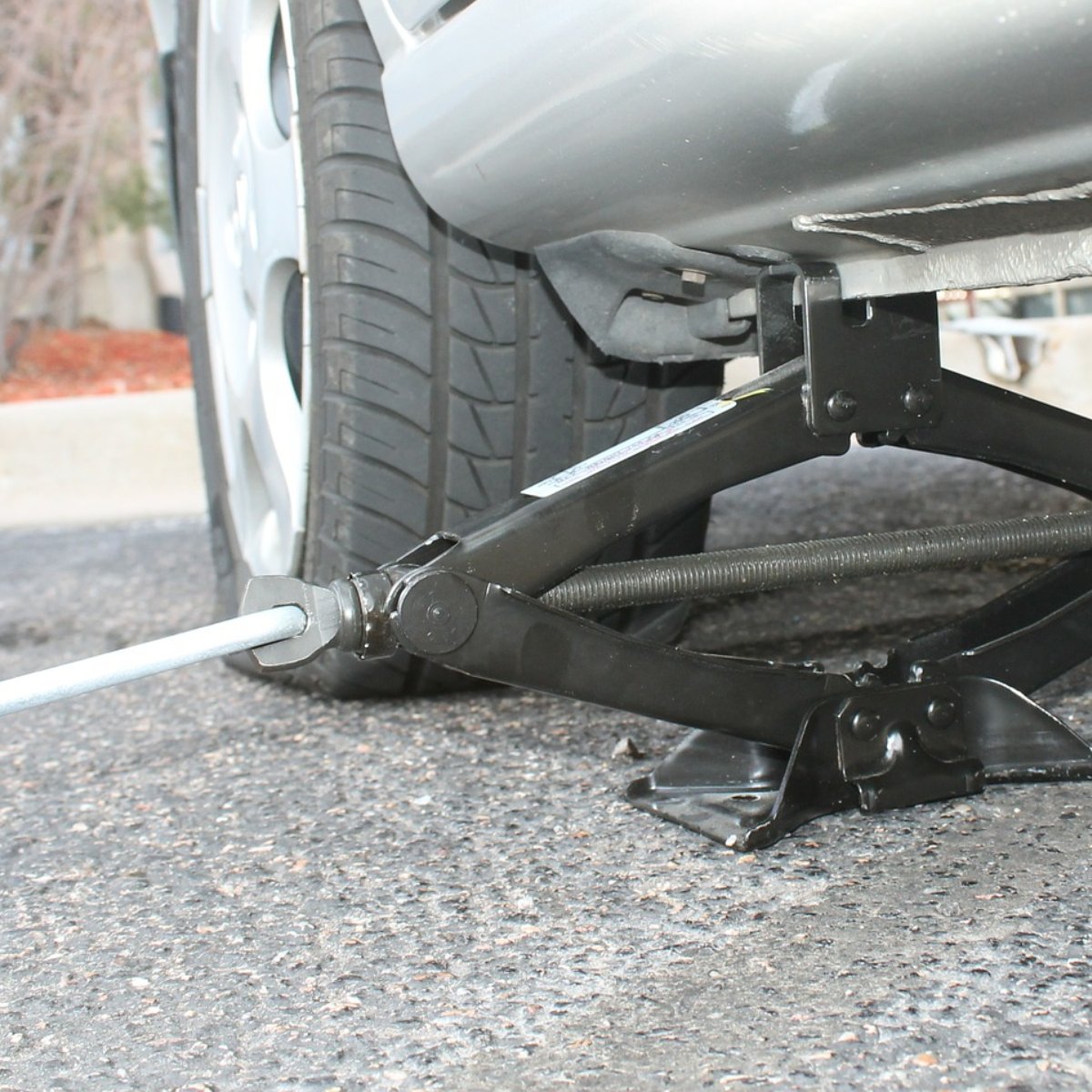 CustomWheelConn's tweet photo. You can't show off your new hub cabs if you have a flat tire. When was the last time you practiced changing your tires? https://t.co/f1gQhTypQ2