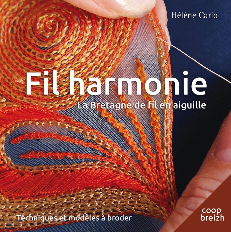 1 JOUR/ 1 LIVRE
FIL HARMONIE, la Bretagne de fil en aiguille.
Brodeuse reconnue, Hélène Cario présente pour la première fois son carnet de "style et tendances". Un beau livre qui s'adresse autant aux débutants qu'aux brodeurs confirmés.
#ConfinementJour22
coop-breizh.fr/9070-fil-harmo…