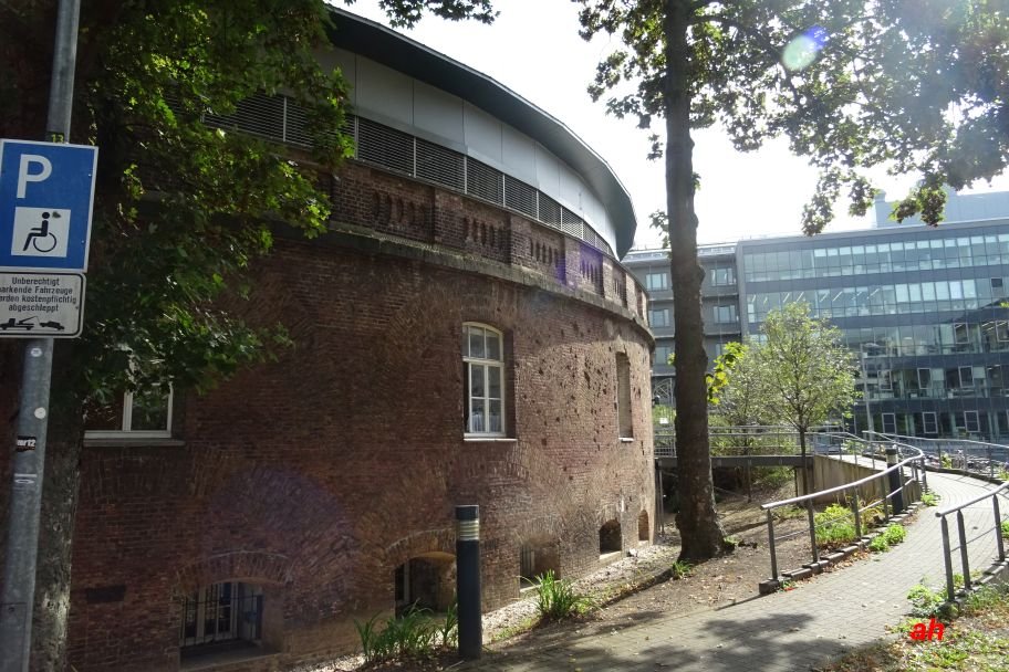 ColoniaFortis's tweet photo. Der sog. Rundbau der Universität ist das Reduit (Kernwerk) des ehemaligen, 1841-47 erbauten Forts V an der Zülpicher Straße. Heute hat hier u.a das #Köln/er Geographische Institut der #Uniköln seine Räume.
#stadtbefestigung
#festungKöln #FortV #cologne #fortress https://t.co/v7YV99zUZA