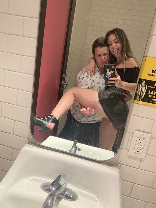 1 pic. HAPPY BIRTHDAY @hollylynrup ??? love you forever ? https://t.co/eLrAUPNR6B