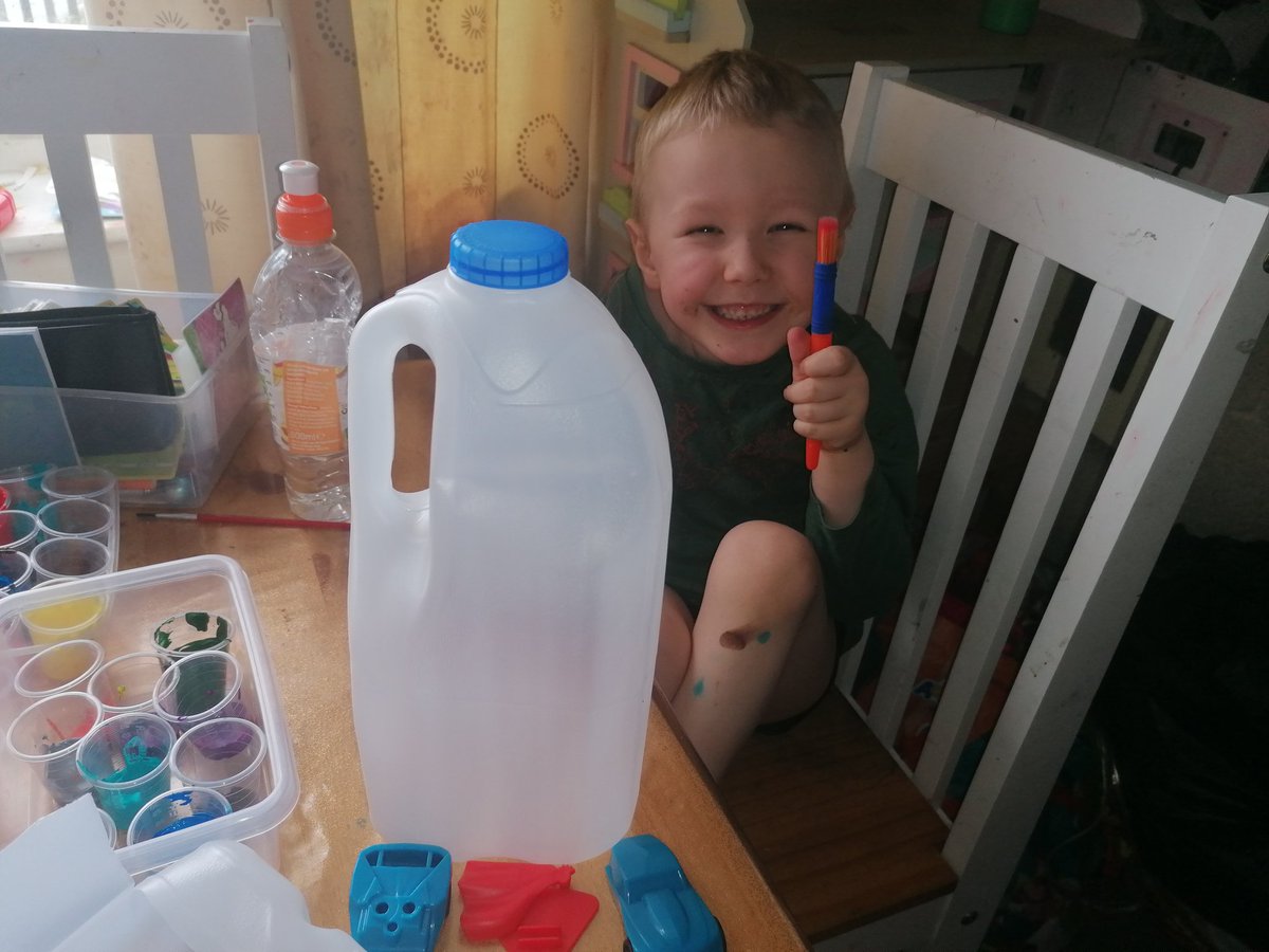 RuthNicholls7's tweet photo. @victorianurclas G and his big sister  L made milk carton bird feeders https://t.co/fKHtmD8bZW