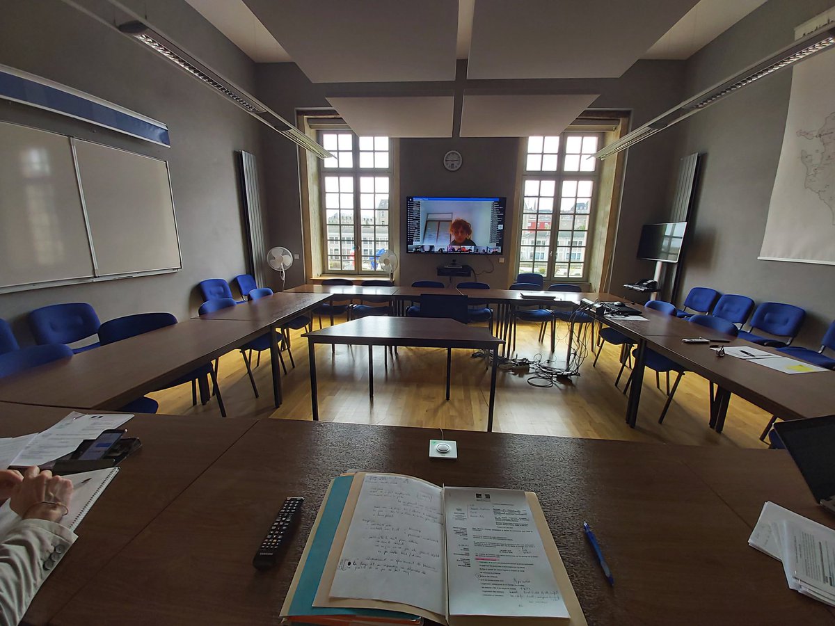 BndicteRobert's tweet photo. Questions clés qui se posent aux #perdir pour la continuité administrative et pédagogique.  
Belle dynamique impulsée par les @IaEvs de @acpoitiers 🙏
À suivre, visios rectrice/SGA avec les 300 EPLE de l'académie. Très heureuse de vous voir, même à distance !
#TousMobilisés https://t.co/JAu8mHJpck