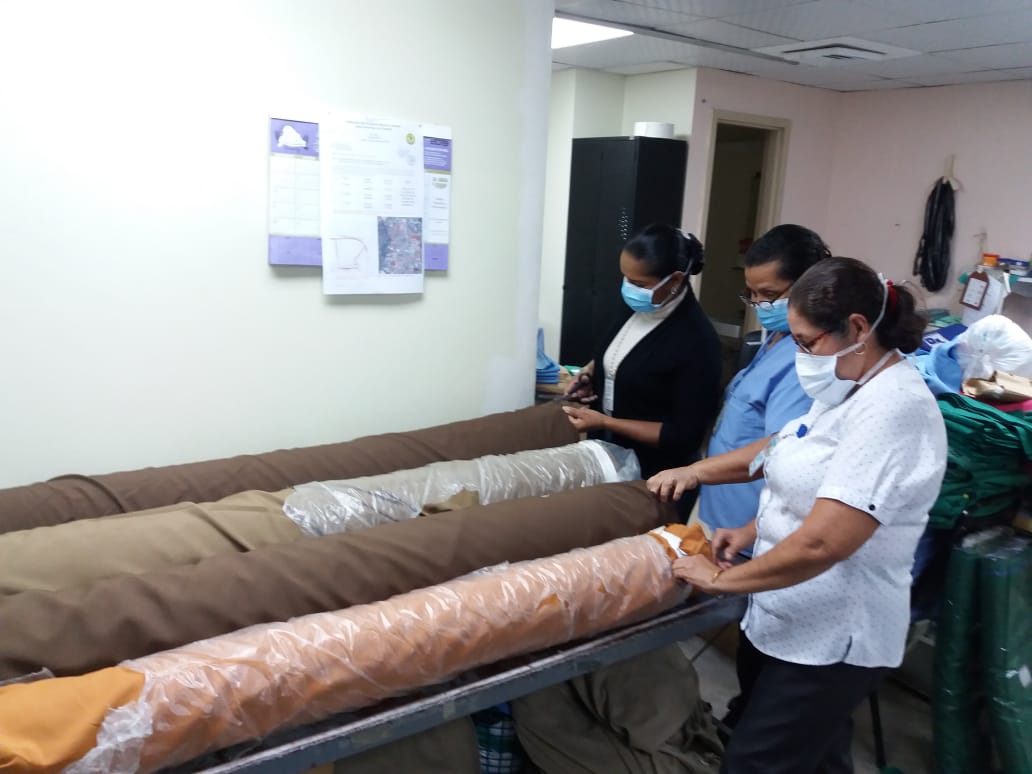 rotariodavid's tweet photo. Hoy contribuimos con 390 yardas de tela para la confección de Vestidos quirúrgicos para el personal médico, enfermeras y técnicos del @direccionmedicahmijddo Hospital Materno Infantil José Domingo De Obaldia #RotaryResponde #covid19 #Rotary #conectaelmundo #saludmaternoinfantil https://t.co/GvC3nK51Ja