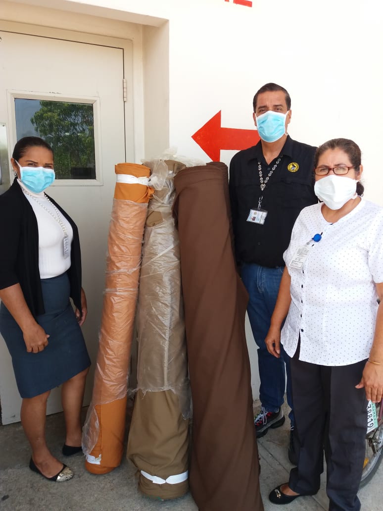 rotariodavid's tweet photo. Hoy contribuimos con 390 yardas de tela para la confección de Vestidos quirúrgicos para el personal médico, enfermeras y técnicos del @direccionmedicahmijddo Hospital Materno Infantil José Domingo De Obaldia #RotaryResponde #covid19 #Rotary #conectaelmundo #saludmaternoinfantil https://t.co/GvC3nK51Ja