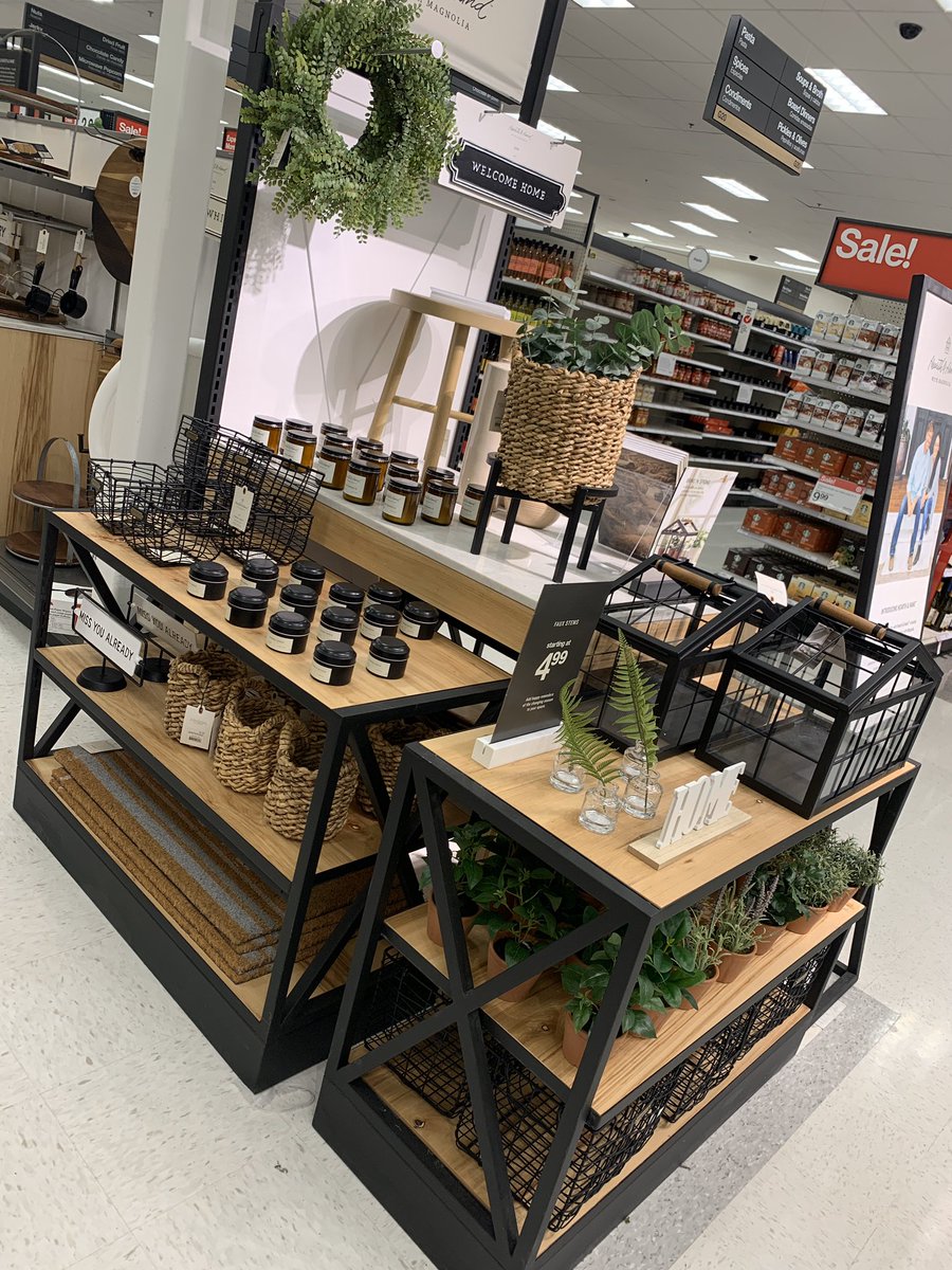 ARoberts0318's tweet photo. Remerching #HearthandHand to help our guests pick out awesome Home Decor!! #CoveringVM #Yubaggressive #Redecoratingyourhomewithyou @DanielleChenier @SDickinson89 @tracyacurry1 https://t.co/UITa5SeW48