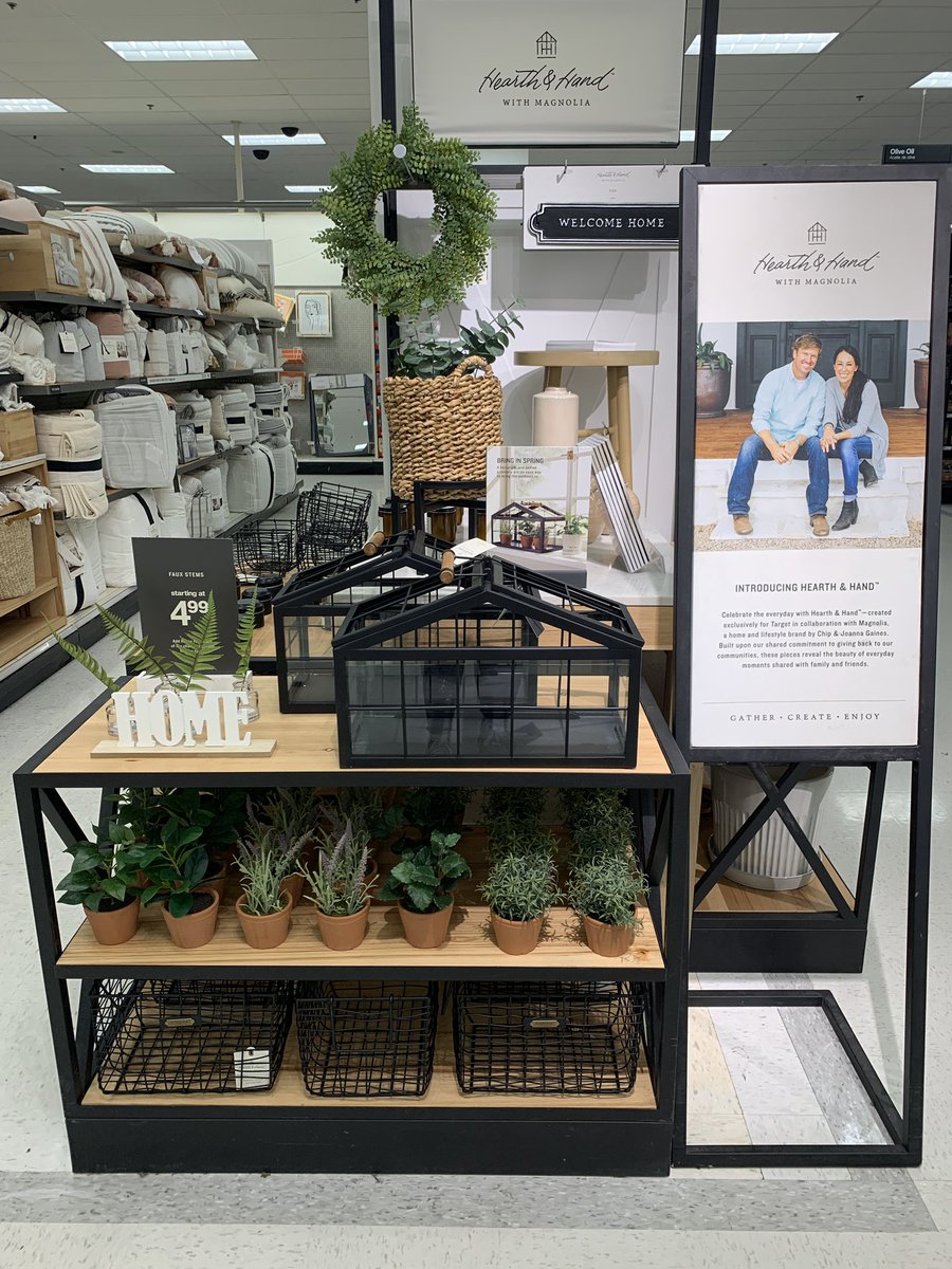 ARoberts0318's tweet photo. Remerching #HearthandHand to help our guests pick out awesome Home Decor!! #CoveringVM #Yubaggressive #Redecoratingyourhomewithyou @DanielleChenier @SDickinson89 @tracyacurry1 https://t.co/UITa5SeW48