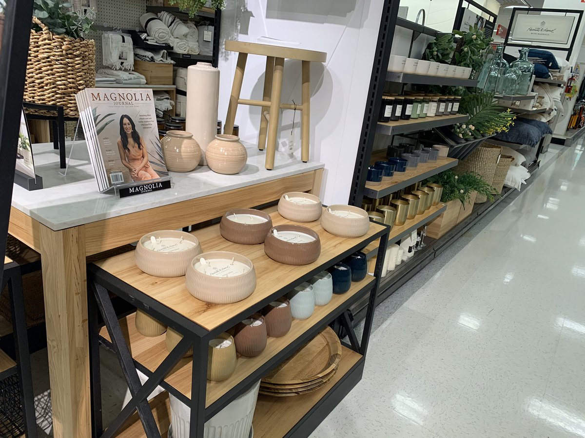 ARoberts0318's tweet photo. Remerching #HearthandHand to help our guests pick out awesome Home Decor!! #CoveringVM #Yubaggressive #Redecoratingyourhomewithyou @DanielleChenier @SDickinson89 @tracyacurry1 https://t.co/UITa5SeW48