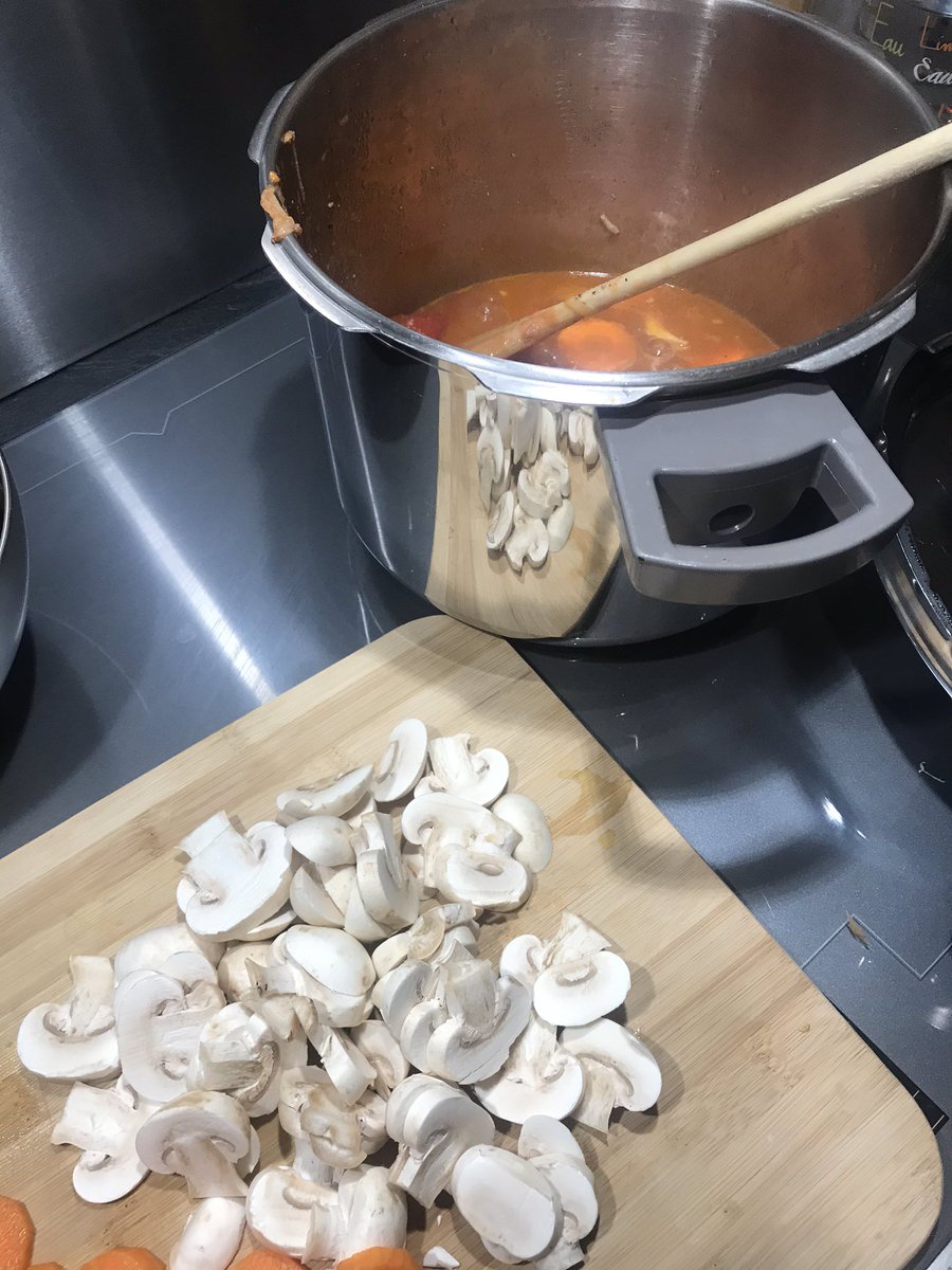 Alors hier soir j’ai sorti une pièce de bœuf de mon congélateur. En fait c’était du veauD’où le next high level : le sauté de veauJ’ai vidé une bouteille de jurançon et du bouillon cube dedans, je le sens bien là le sauté, je le sens bien  #progression  #confinementyenamarre