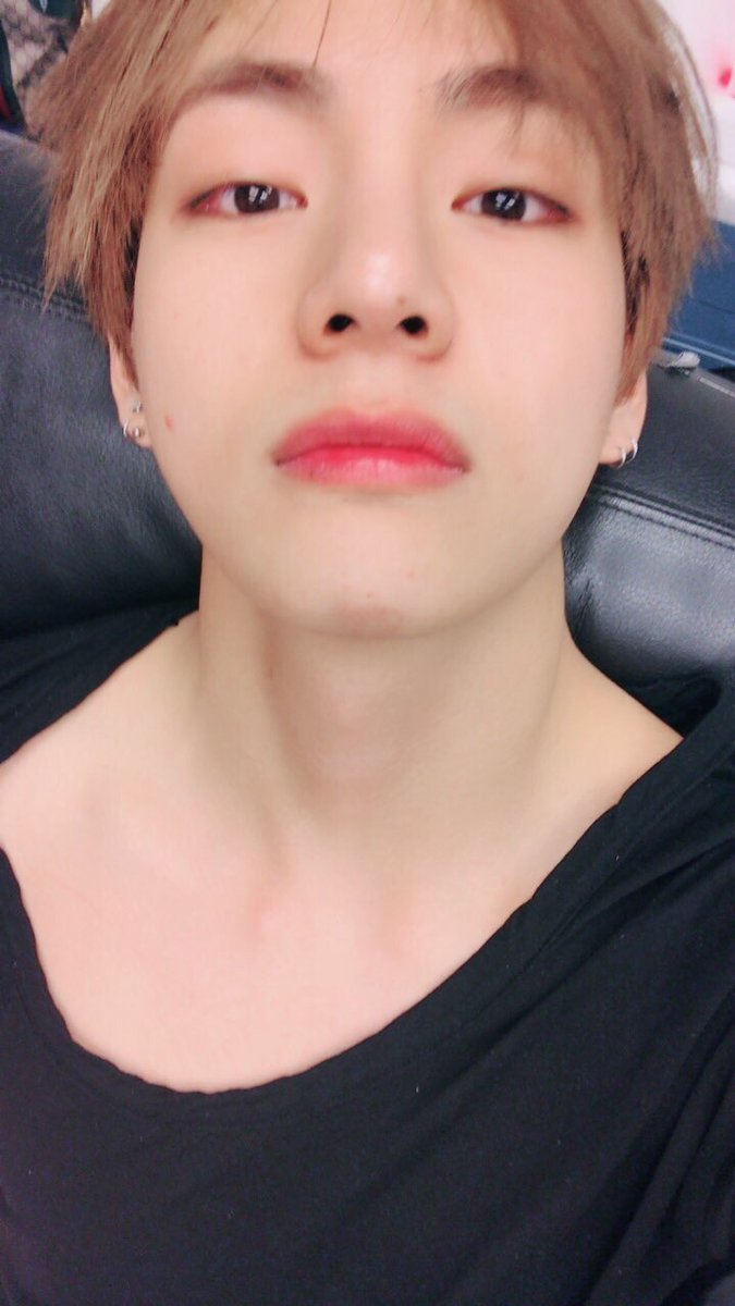 DayannaMartin4's tweet photo. #ARMYSelcaDay  #ARSD #BTS #BTSARMY 
🤡🤘 https://t.co/yQwELdRlct