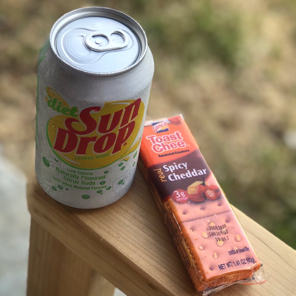 johnmmblake's tweet photo. Spicy Cheddar and Diet Sundrop. Iโm good. Got one more pack in the box. Sundrop running low. ๐คท๐ผโโ๏ธ Thanks for asking. Wish you had some. ๐ @LanceSnacks #dietSunDrop #snacks #surviving #sendmoreToastCheePlease https://t.co/tIFRozrIuo