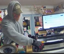 owensboropolice's tweet photo. Case # 20-24846 - We are investigating multiple burglaries involving the suspect in the below photos.

If you have any information about this person of interest, please call Detective Walling at 270-687-8882, or leave an anonymous tip with Crime Stoppers at 270-687-8484. https://t.co/KqhPRRgVE9