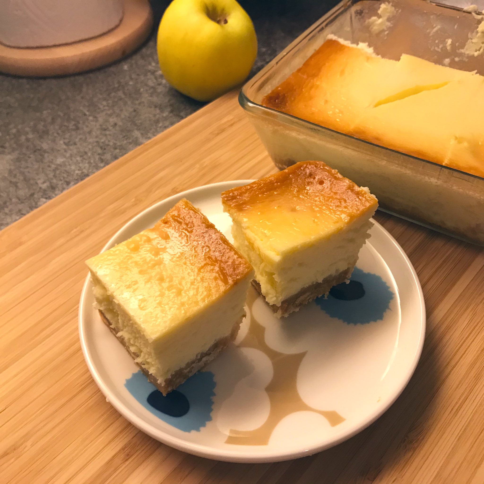 تويتر ぷちょ 北欧暮らし على تويتر ベイクドチーズケーキ ホール型で焼くのに飽きて四角い ので焼いてみました サワークリームの酸味が好きすぎます 真夜中のスイーツって最高 チーズケーキ屋さんやりたいな T Co Ozppqd2loh