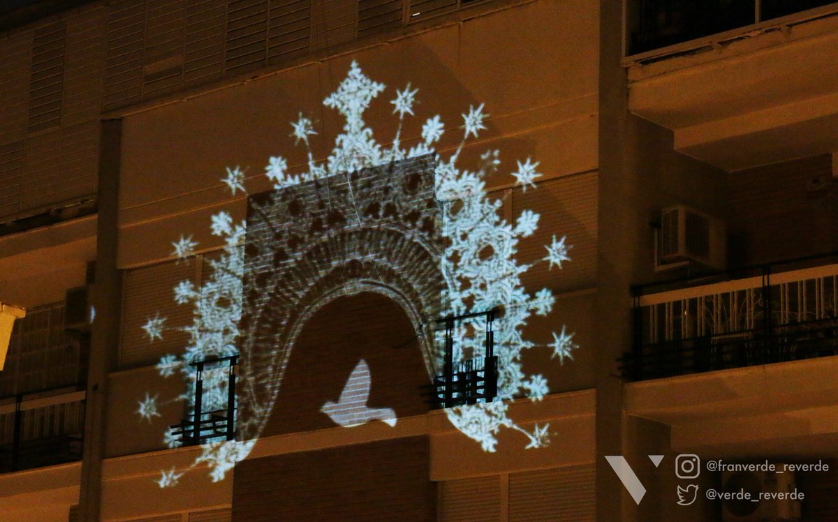 verde_reverde's tweet photo. Aunque la procesión fuese por dentro, La Paz salió a la calle... @hermandadpaz @ayto_sevilla @elllamadorcsr @rancio @covideomapping #videomapping #covideomapping #SemanaSantaSevilla #SemanaSantaSevilla https://t.co/wCEjLRcslK