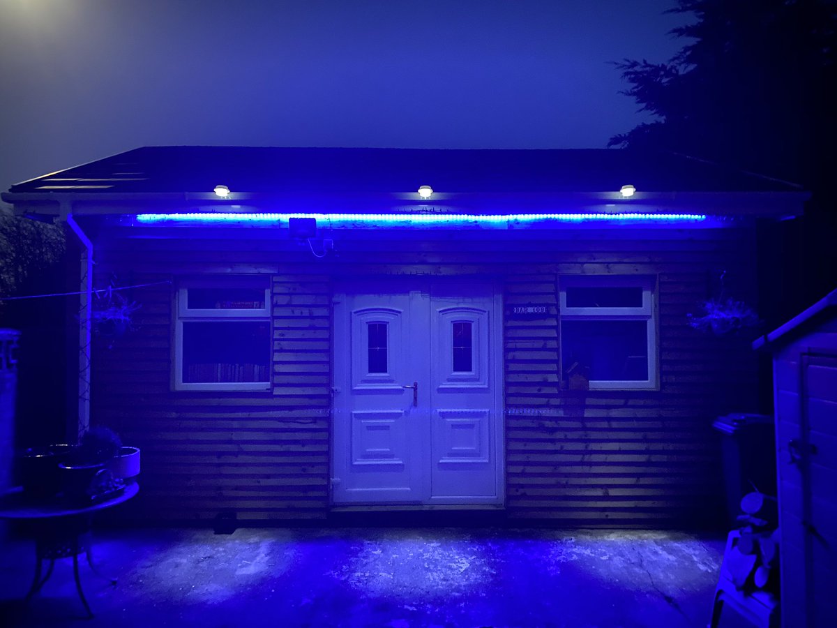 jonshinko76's tweet photo. #Bar109 in blue tonight to support all the staff working and risking their lives on the front line. #NHS https://t.co/9JPzUE9Jqb