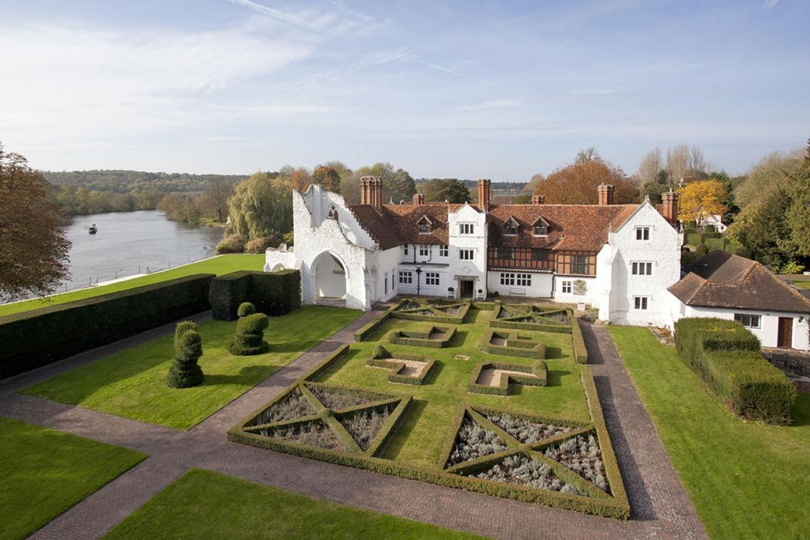 This one was a right pain to understand. Medmenham was Cistercian monastery, built on by a Tudor mansion, and then a Gothic folly tower over what would have been part of the church's S transept. The house is now most famous for the bawdy Georgian escapades of the "Hellfire Club"