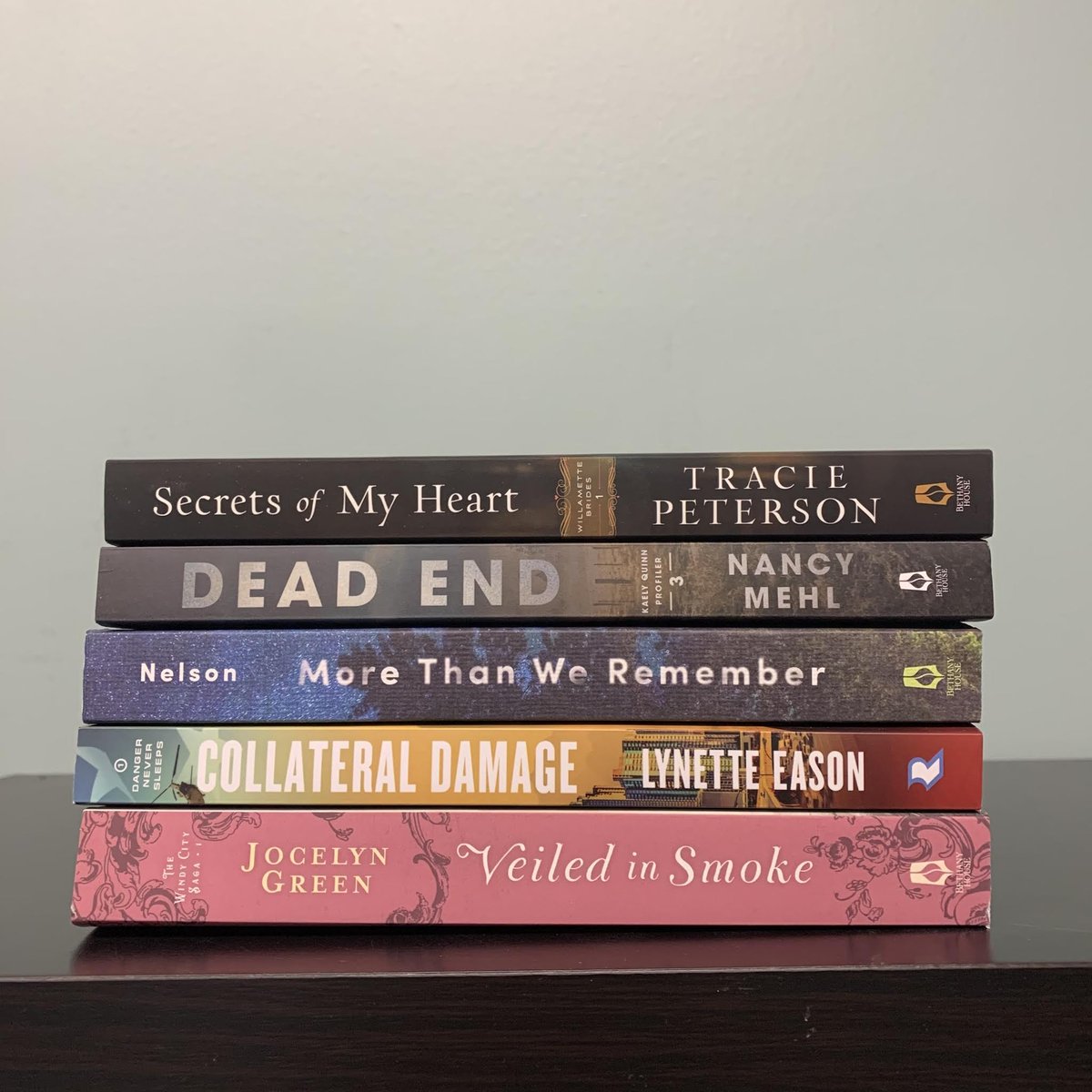 AcornInsight's tweet photo. Did you know that reading for just six minutes can reduce your stress level by 60%?!
We recommend you check out these 5 fiction books from our friends at @ReadBakerBooks. 📕📗📘
#Fiction #Books #ReadBooks #BakerBooks https://t.co/7RTp8AjEeb