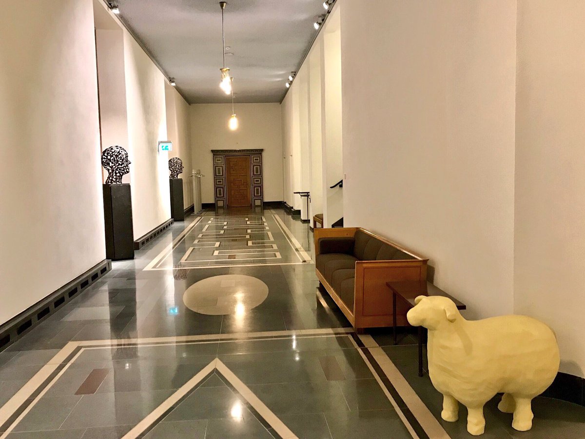 Zo vertrouwd de H-gang op @MinisterieEZK + <a href="/Gispen/">Gispen</a> schaap NL paviljoen #WorldExpo #Shanghai. Stond eerder bij m’n #EZ kamer. In de verte deur > #BlauweZaal. Vandaag niet hier, maar on line goed overleg Eric Wiebes, <a href="/MonaKeijzer/">Mona Keijzer</a> &amp; <a href="/WBHoekstra/">Wopke Hoekstra</a> + ceo’s <a href="/bankensector/">NVB</a> #samenoptrekken