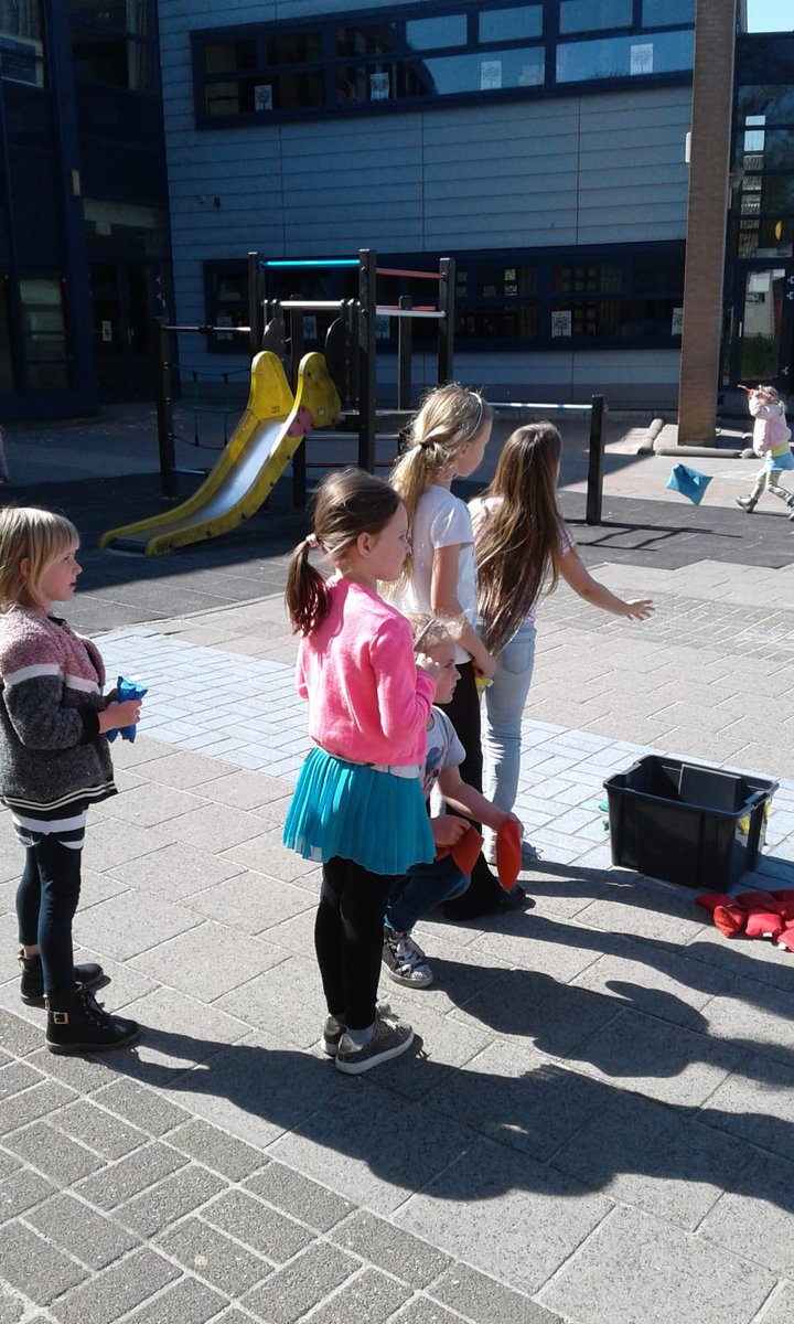 Nieuwsgierig naar wat we vandaag deden bij TSO De Regenboog van #KomKids? Eerst lekker eten en een een kleurplaat inkleuren, terwijl de kinderen vertelden wat ze die ochtend hadden gedaan. Daarna naar buiten waar ze een zelf bedacht spel speelden. Het was weer gezellig!