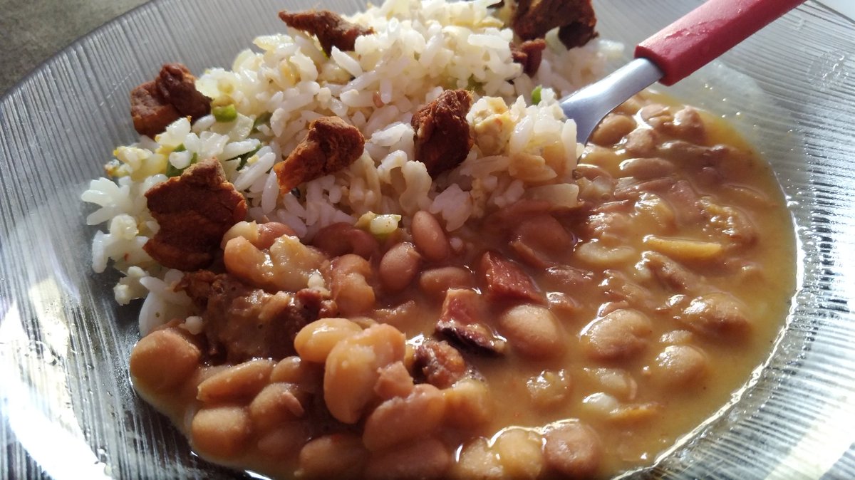 silviacamarao's tweet photo. @pefabiodemelo Bora almoçar @pefabiodemelo ? 
Feijao c/ linguica da roça, arroz temperado e torresmo de barriga. Tudo light. Kkkkkkkkk https://t.co/93rxHckza9