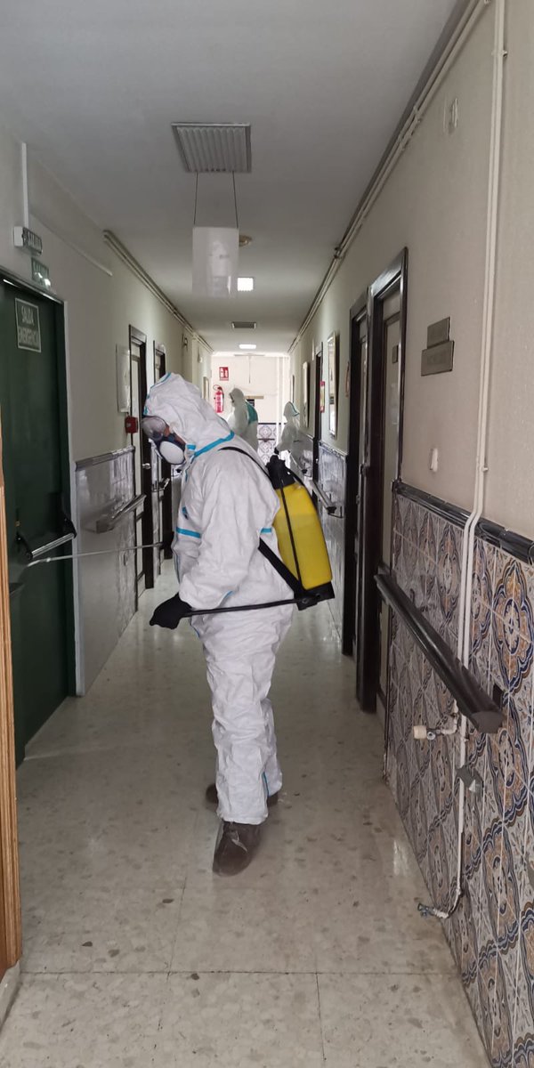 El servicio de veterinaria de la  #USBA_EL_COPERO #Sevilla, sigue luchando contra el #COVID19. Hoy  descontaminado la Residencia hogar de mayores "Parra Grossi" en #Ronda #Malaga, donde cuidan de numeroso personal aislado. #OperacionBalmis #Launiónhacelafuerza <a href="/EjercitoTierra/">Ejército de Tierra 🇪🇸</a>