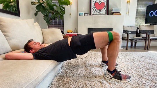 #TodaysWorkout: I’m serving up Ass &amp; Abs with mini bands. 25min of burn. Come no get it #FitFam!

youtu.be/juSDoXv8_qM