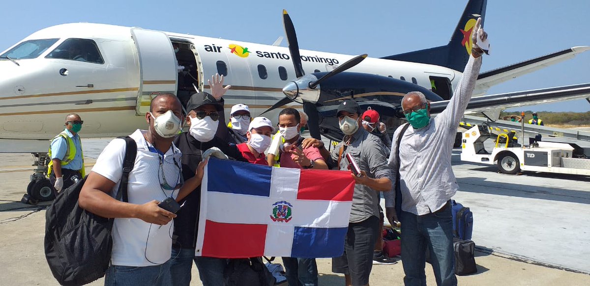 Emb_Dominicana's tweet photo. Retornan al país en vuelo especial de repatriacion, 30 dominicanos que culminaron compromisos laborales y personales en Cuba. 
Gestiones emprendidas culminaron felizmente, se encuentran actualmente cumpliendo medidas preventivas establecidas por nuestras autoridades. @MIREXRD https://t.co/RGXTDZIQie