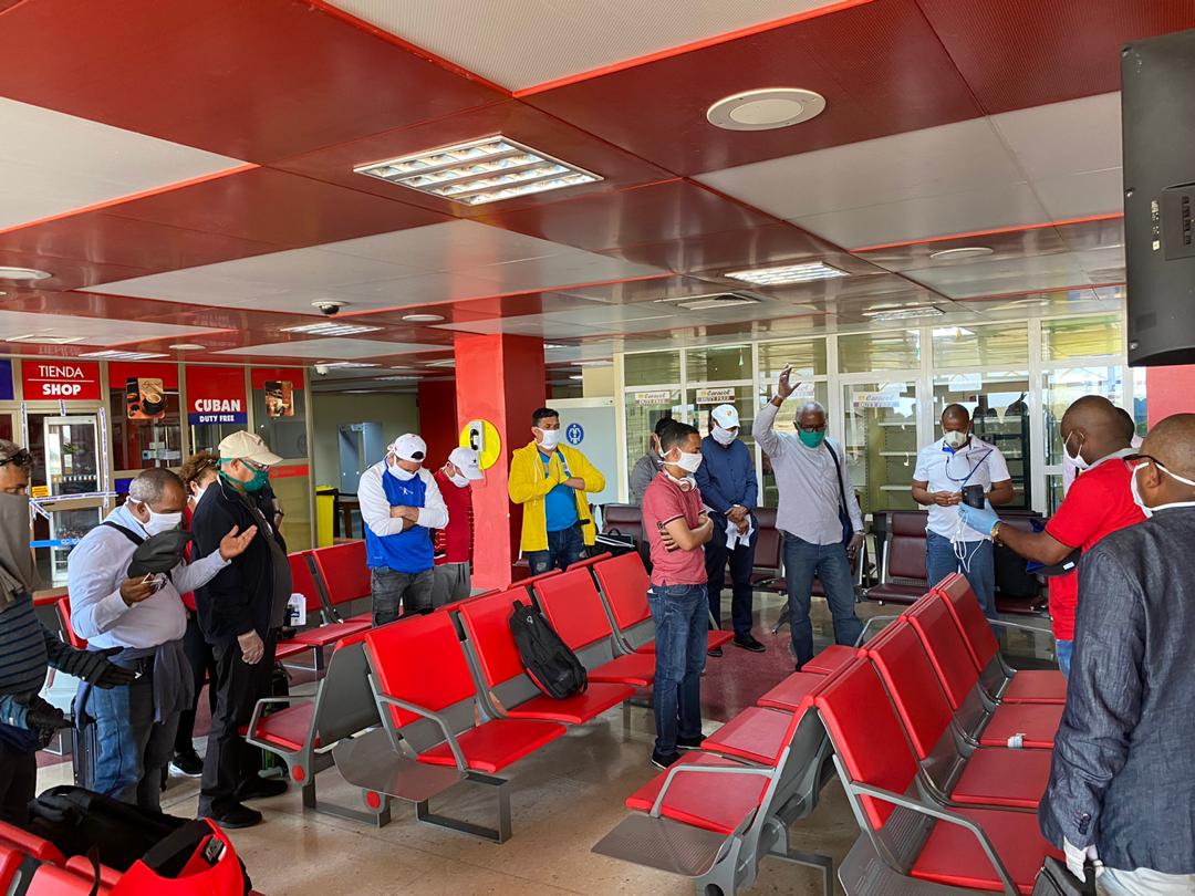 Emb_Dominicana's tweet photo. Retornan al país en vuelo especial de repatriacion, 30 dominicanos que culminaron compromisos laborales y personales en Cuba. 
Gestiones emprendidas culminaron felizmente, se encuentran actualmente cumpliendo medidas preventivas establecidas por nuestras autoridades. @MIREXRD https://t.co/RGXTDZIQie
