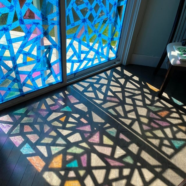 FACC_INC's tweet photo. Here is a fun activity to do with the kids!

Get some blue painters tape and some washable markers, and boom, they can create some stained glass.

Not only is it art, but you can tie in all sorts of learning from color identification to counting.

(Borrowed Idea) https://t.co/BG633HjR2l