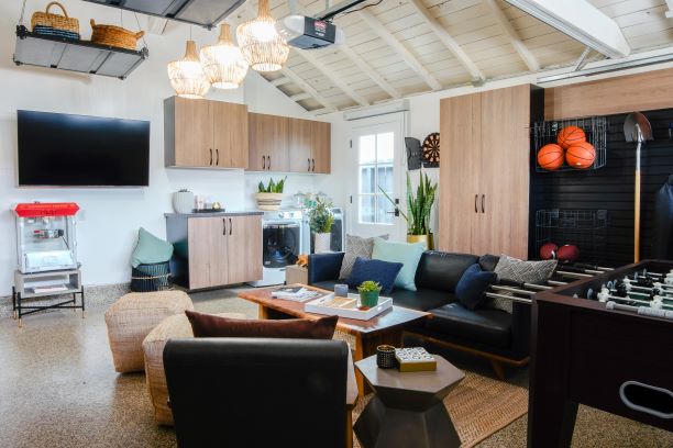 jmfamilynews's tweet photo. Home Franchise Concepts did it again with all 4 brands helping #hgtvextreme designers transform the Joseph Family's home & presenting the family with $25,000 to continue their heroic work for the homeless community. #BudgetBlinds #ConcreteCraft #TailoredLiving #AdvantaClean @hgtv https://t.co/p3hqyUAJJE