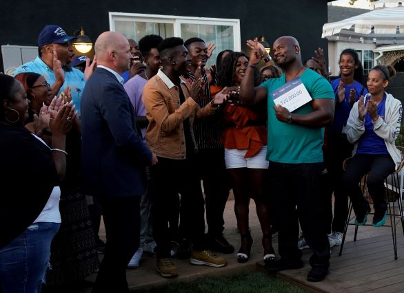 jmfamilynews's tweet photo. Home Franchise Concepts did it again with all 4 brands helping #hgtvextreme designers transform the Joseph Family's home & presenting the family with $25,000 to continue their heroic work for the homeless community. #BudgetBlinds #ConcreteCraft #TailoredLiving #AdvantaClean @hgtv https://t.co/p3hqyUAJJE