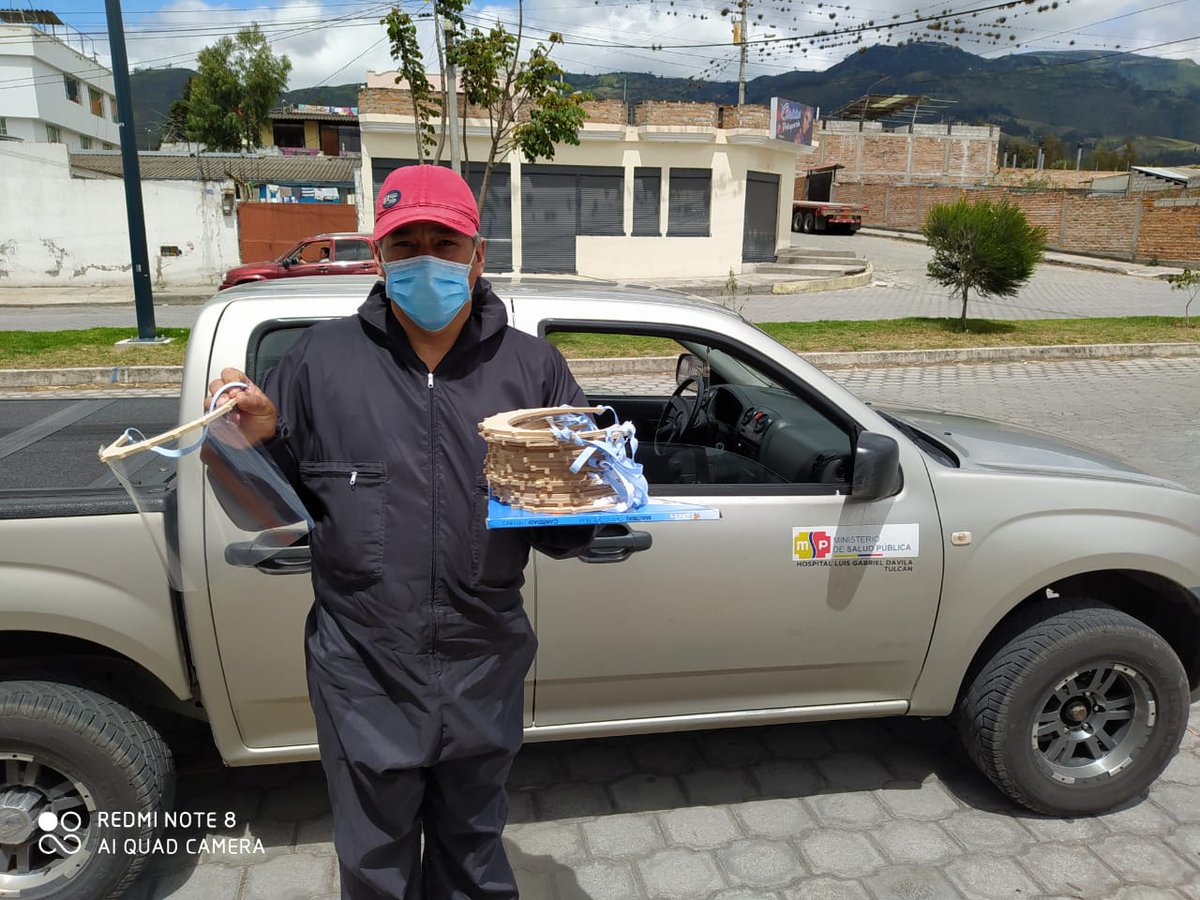 #JuntosEcuador 🇪🇨 | En la adversidad sumamos esfuerzos💪 por quienes lo están dando todo. #EmergenciaSanitaria #Covid19Ec. Entregamos 100 protectores visuales para personal de salud de los hospitales del #MSP de Ibarra y Tulcán, y la Clínica Moderna en la capital imbabureña 👨‍⚕️🥼.